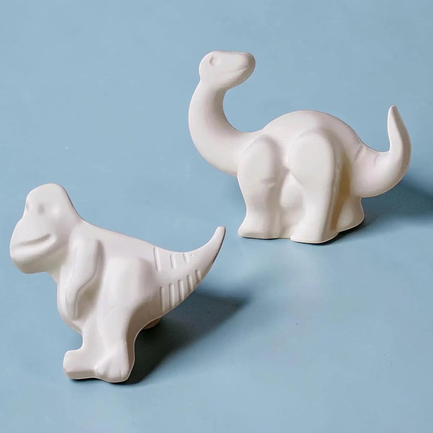 Figurines Brachiosaure et Velociraptor kawaii à peindre activité créative dinosaure