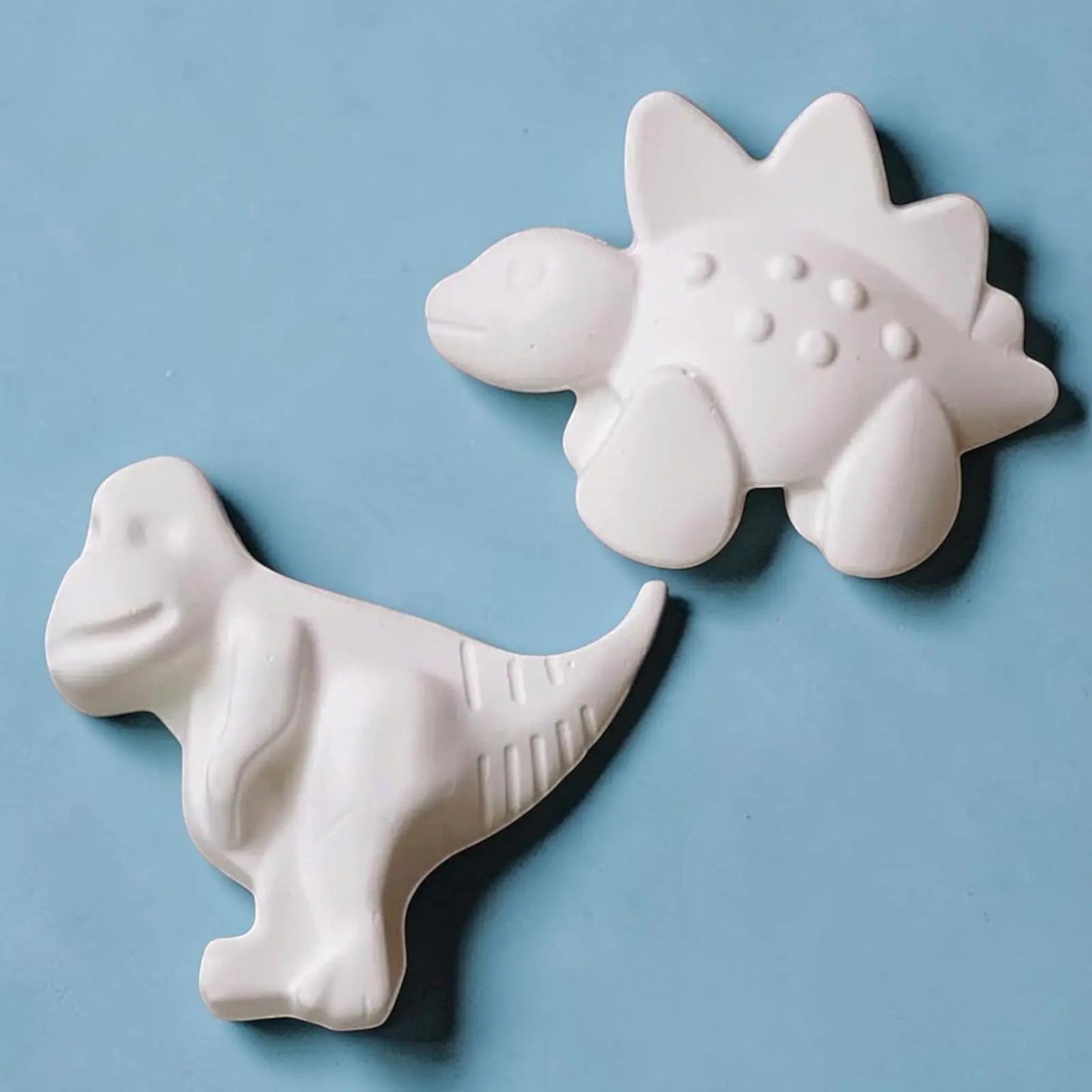 Figurines Stegosaure et veloceraptor kawaii à peindre activité créative dinosaure