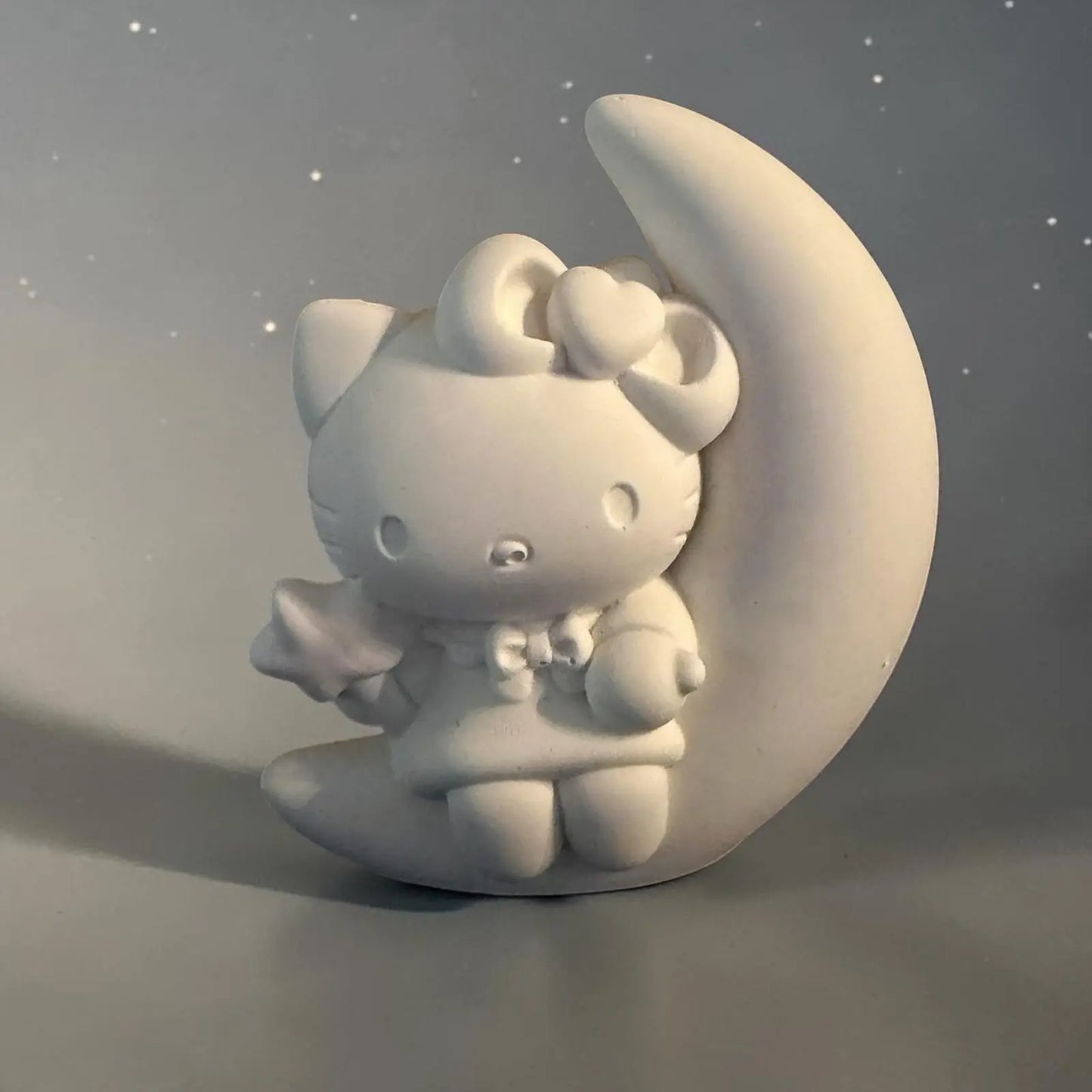 Figurine kawaii à peindre assise sur une lune style pastel cute