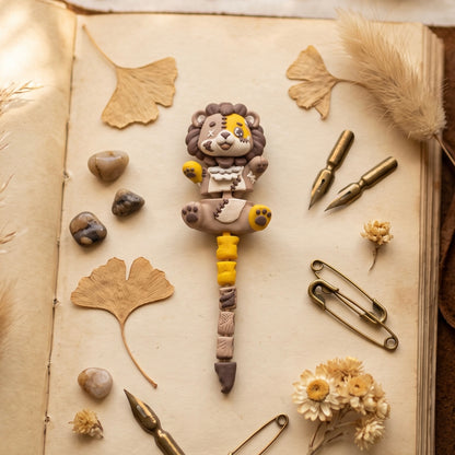 Porte-clé lion Halloween kawaii avec queue articulée classique sur carnet vintage