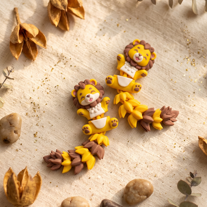 Deux lions articulés kawaii avec longue queue feuillue jaune et marron