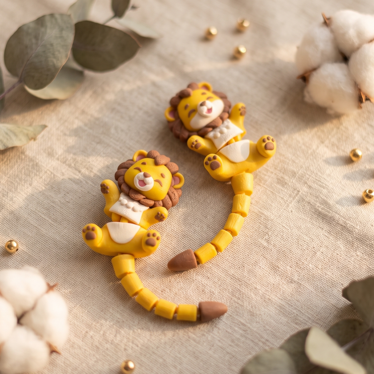 Deux lions jaunes kawaii avec corps et queue classique entièrement articulés