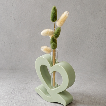 Soliflore cœur en jesmonite vert d’eau avec fleurs séchées décoration artisanale moderne