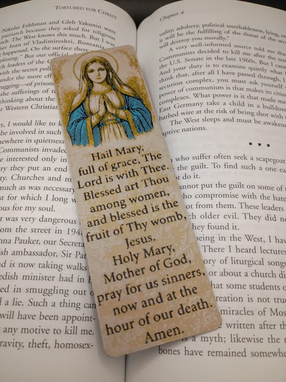 Marque-page religieux Ave Maria posé dans un livre