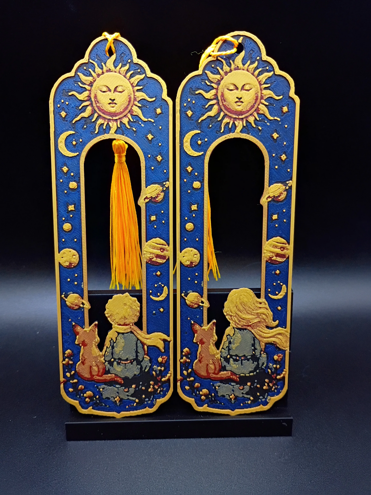Marque-pages 3D Compagnons Cosmiques modèle fille et garçon sur présentoir