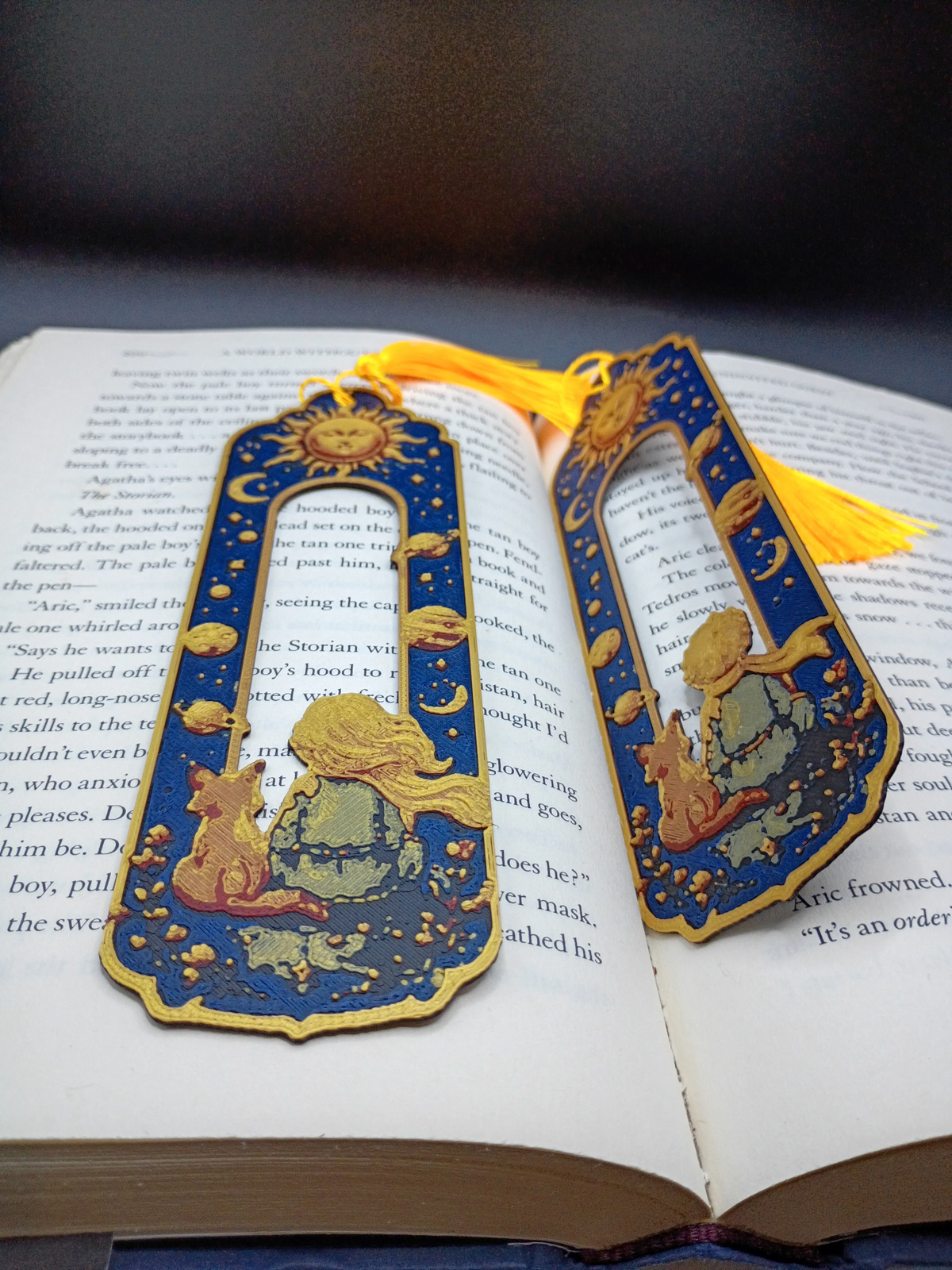 Marque-pages 3D Compagnons Cosmiques posés sur un livre ouvert