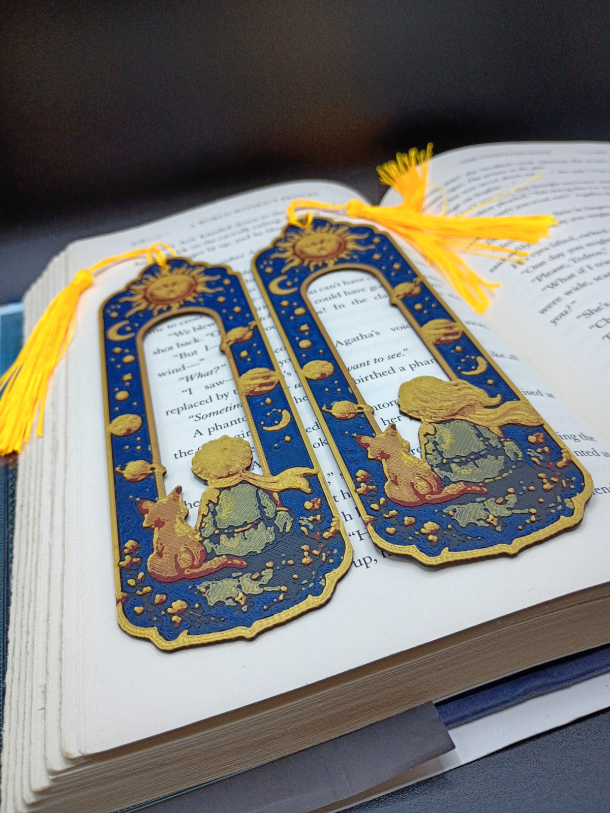 Marque-pages 3D Compagnons Cosmiques fille et garçon en situation de lecture