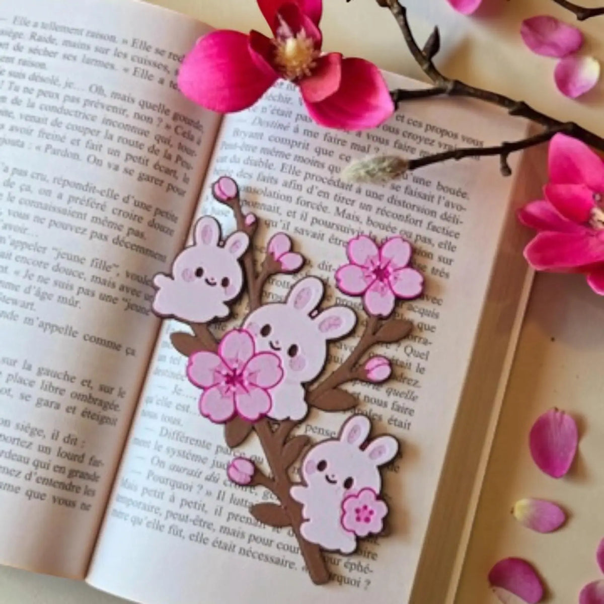 Marque-page kawaii avec lapins et fleurs de cerisier roses en impression 3D style japonais doux et mignon