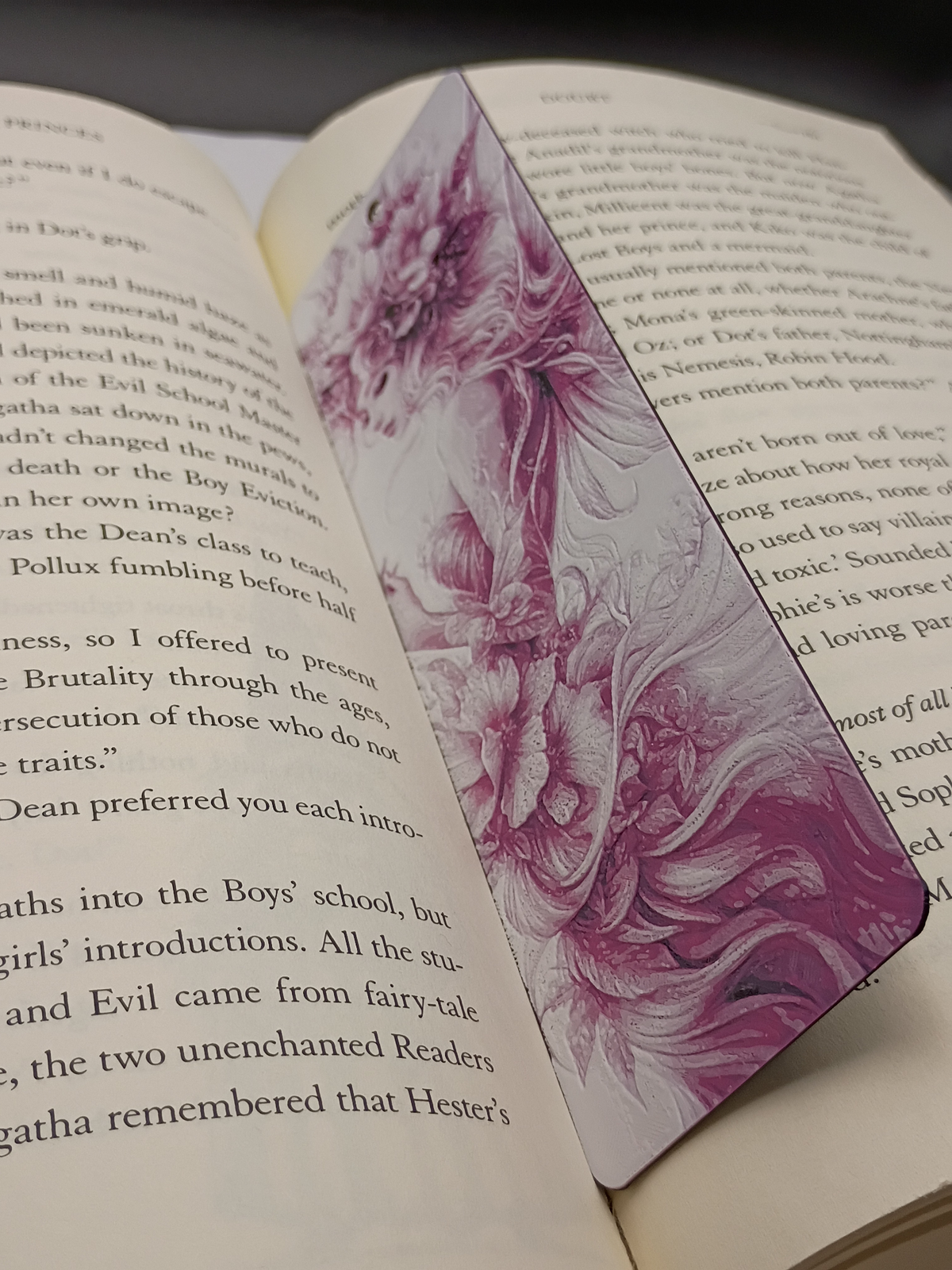 Marque-page Floral Fantasy Fée florale rose posé dans un livre