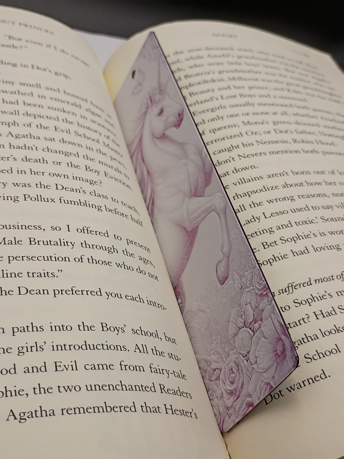 Marque-page Floral Fantasy Licorne florale rose posé dans un livre