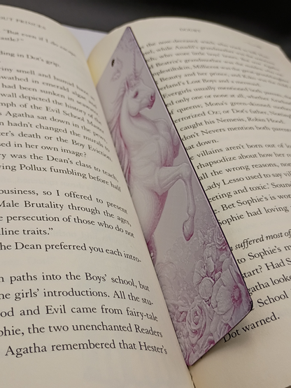 Marque-page Floral Fantasy Licorne florale rose posé dans un livre