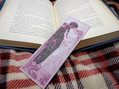 Marque-page Passion florale Floral Fantasy rose sur livre, ambiance romantasy