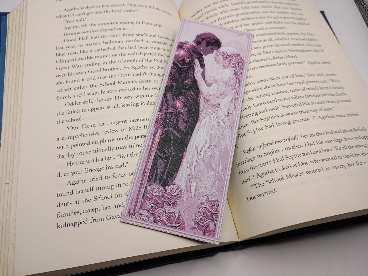 Marque-page Floral Fantasy rose représentant un couple de fantasy romantique dans un livre