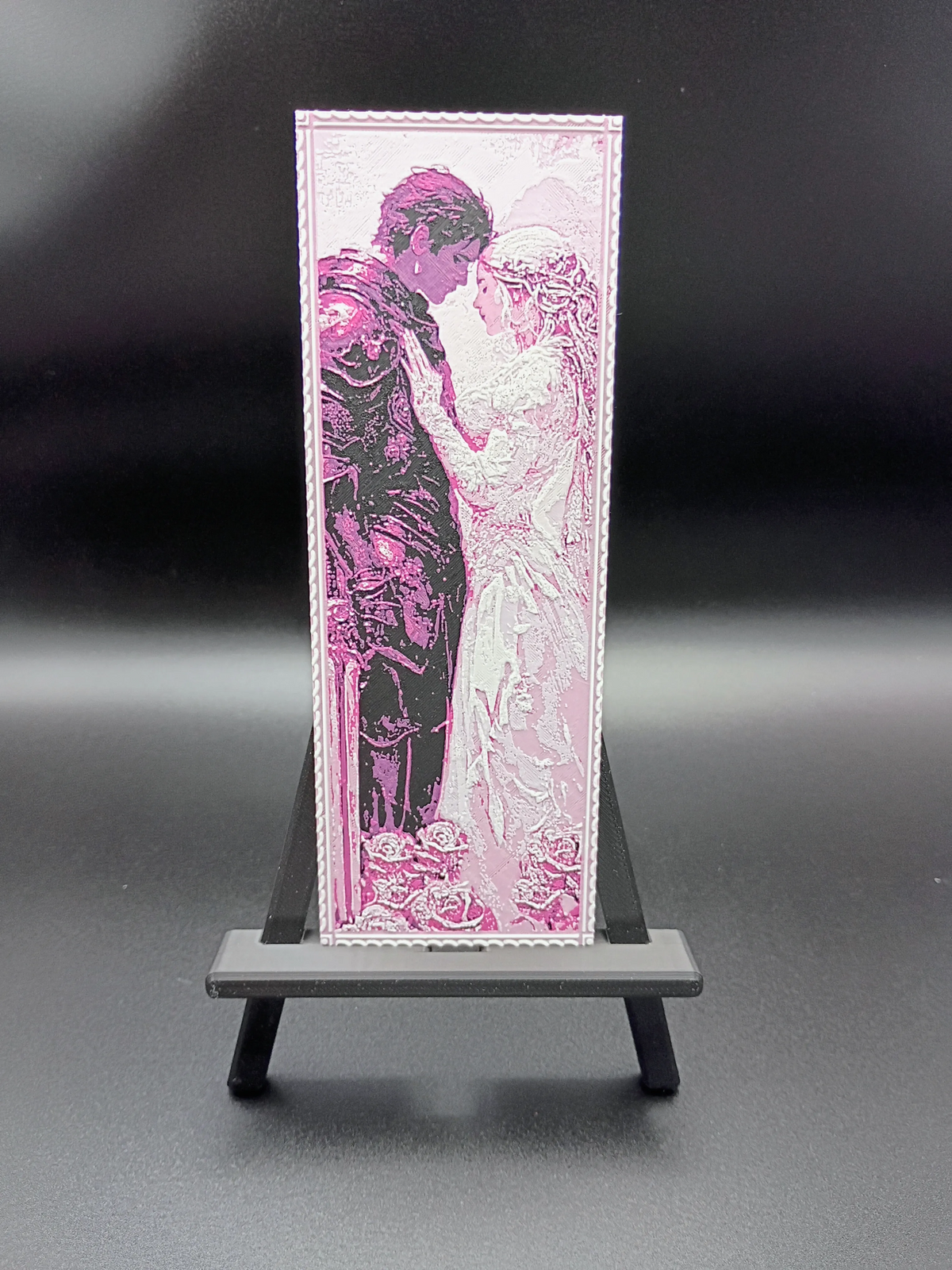 Marque-page romantasy Floral Fantasy rose Passion florale présenté sur un chevalet noir