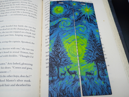 Marque-pages 3D Forêt Étoilée posés sur les pages d'un livre