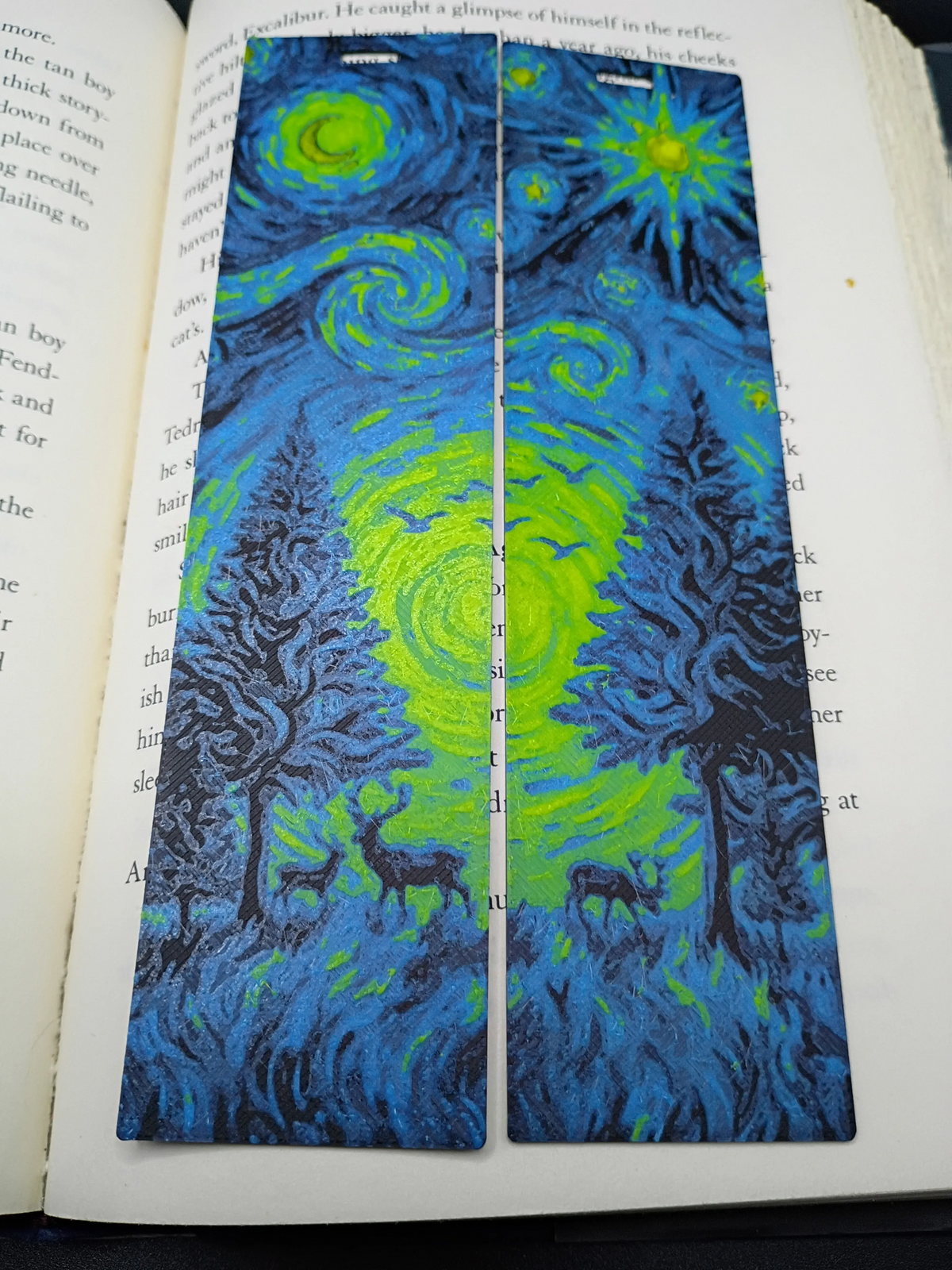 Marque-pages 3D Forêt Étoilée avec ciel tourbillonnant et silhouettes de forêt