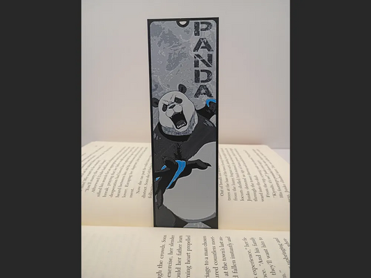 Marque-page 3D Jujutsu Kaisen Panda dans un livre ouvert