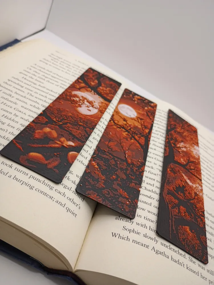 Trois marque-pages 3D Fleurs de la Lune de Sang dans un livre aux couleurs automnales