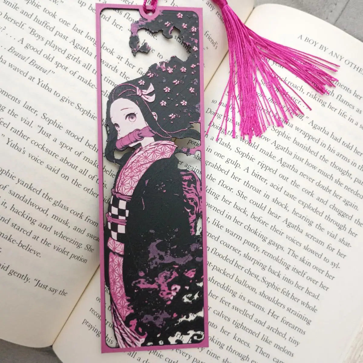 Marque-page manga kawaii encadré rose et noir avec fleurs sakura en impression 3D style japonais élégant