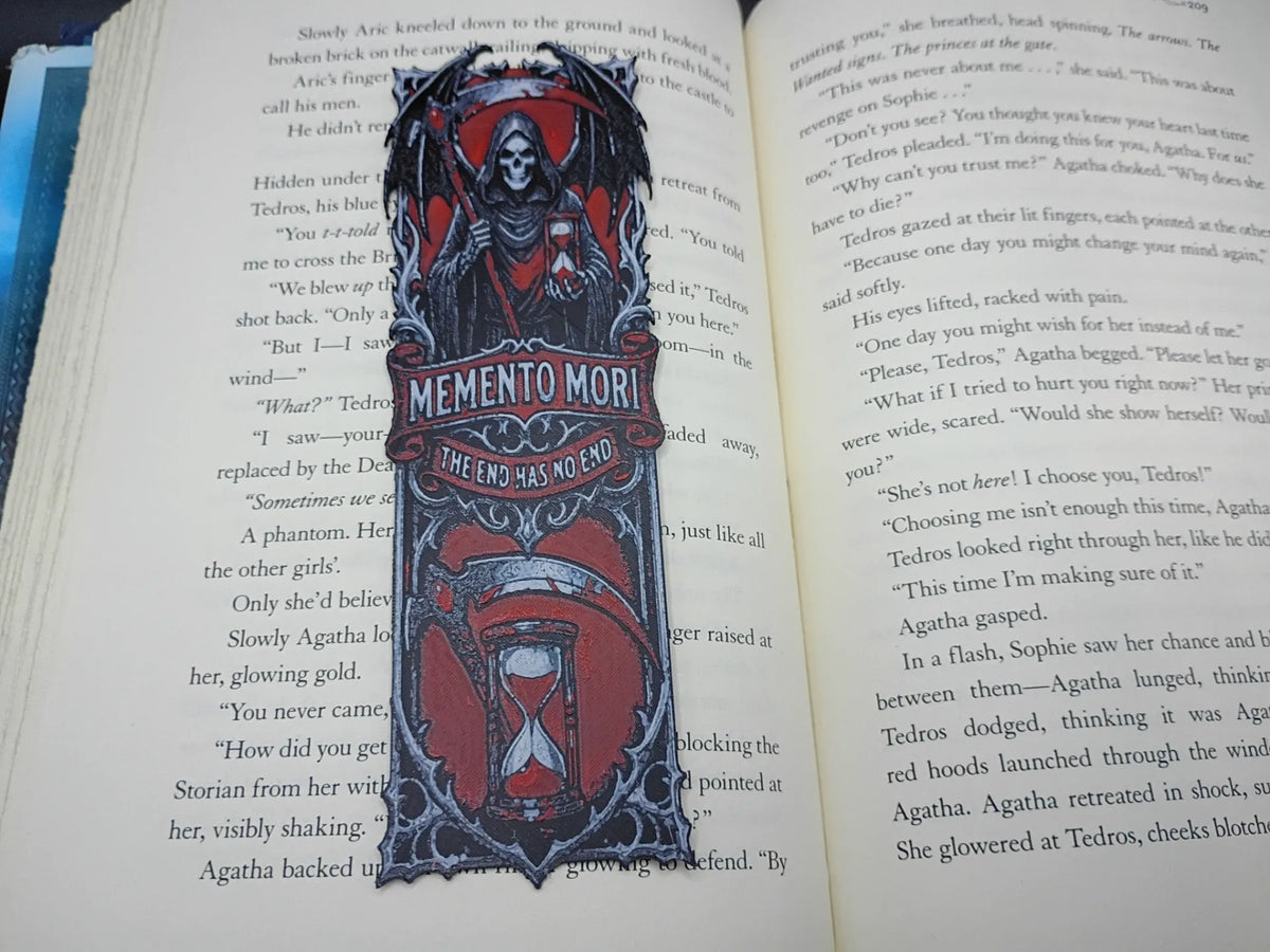 Marque-page gothique Memento Mori The End Has No End dans un livre
