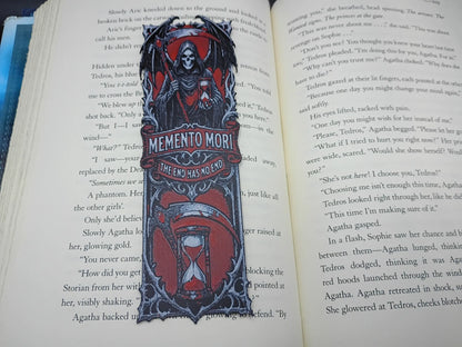 Marque-page gothique Memento Mori The End Has No End dans un livre
