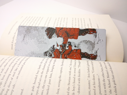Marque-page de Noël modèle frère et sœur construisant un bonhomme de neige placé dans un livre