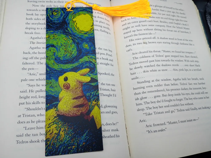 Marque-page Pikachu Starry Night 15 cm posé dans un livre