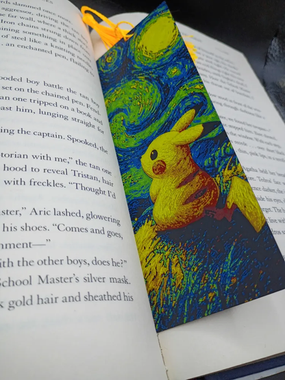 Marque-page Pikachu Starry Night avec pompon jaune dans un livre