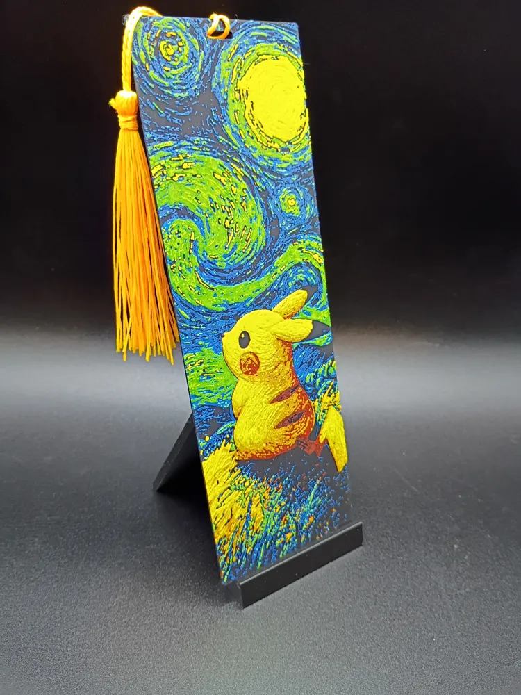 Marque-page Pikachu Starry Night 15 cm présenté sur support
