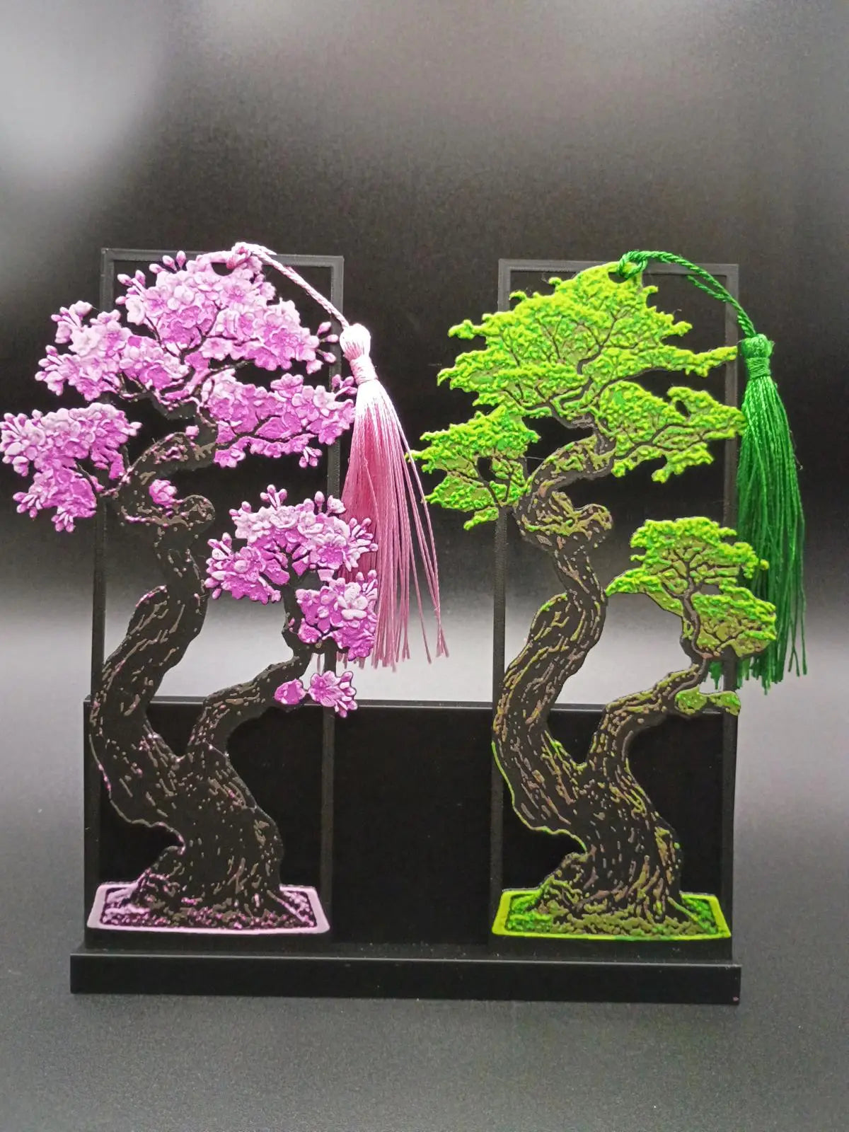 Marque-page sakura en impression 3D avec arbre japonais en fleurs disponible en rose ou vert avec pompon