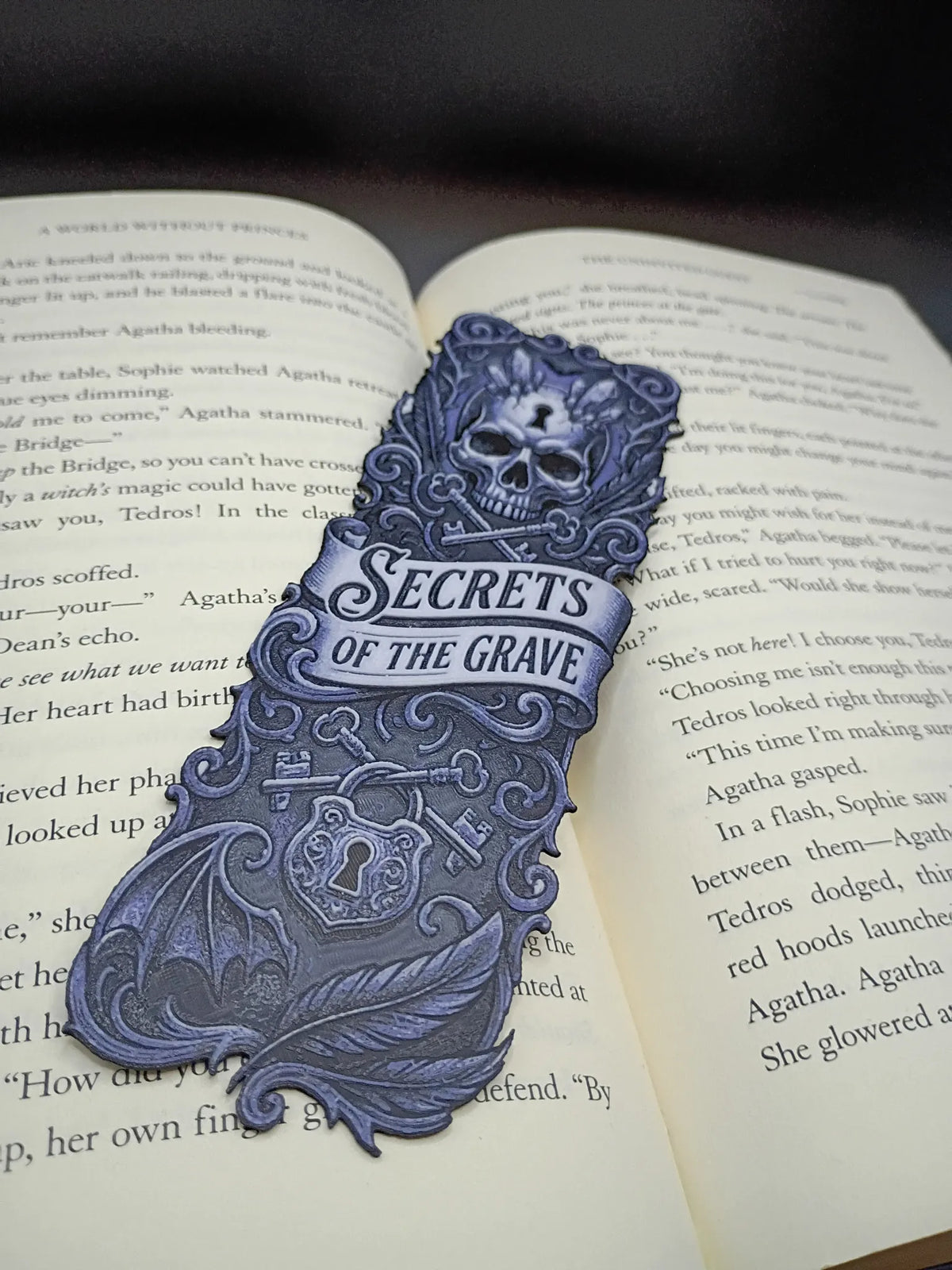 Marque-page crâne gothique Secrets of the Grave dans un livre