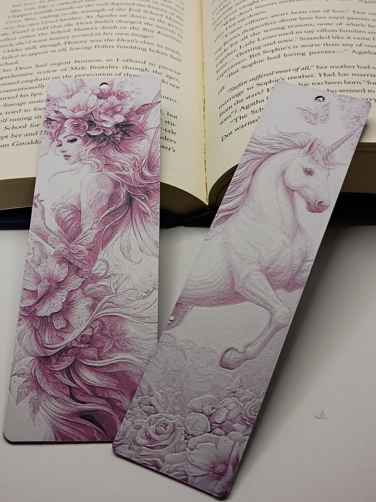 Détails des marque-pages Floral Fantasy rose, fée aux fleurs et licorne entourée de roses