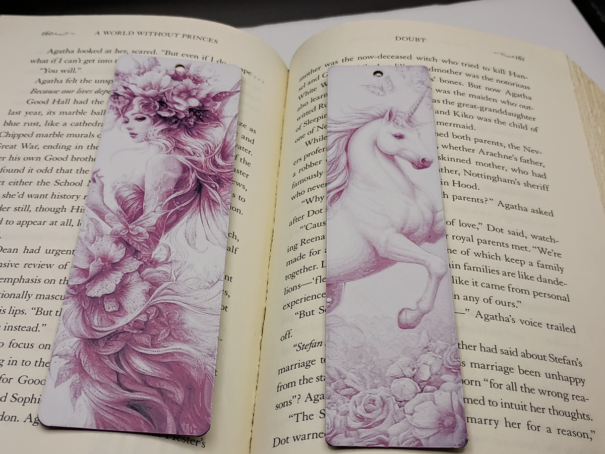 Marque-pages Floral Fantasy Series, fée florale et licorne rose sur livre ouvert