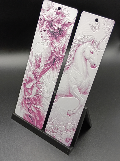 Deux marque-pages Floral Fantasy rose, fée fleurie et licorne, sur présentoir noir