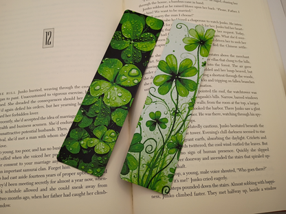 Détail des deux marque-pages Lucky Clovers sur un livre, motifs de trèfles verts porte-bonheur