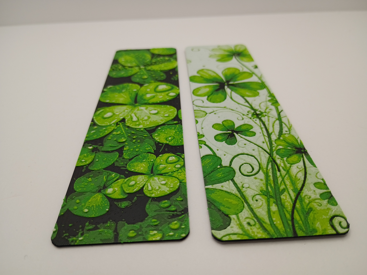 Vue en angle des deux marque-pages Lucky Clovers, modèle fond noir et modèle fond clair