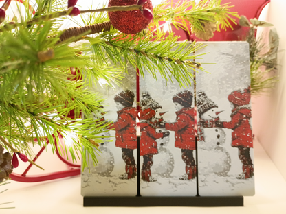 Trois marque-pages de Noël avec enfants et bonhomme de neige dans une décoration de sapin de Noël