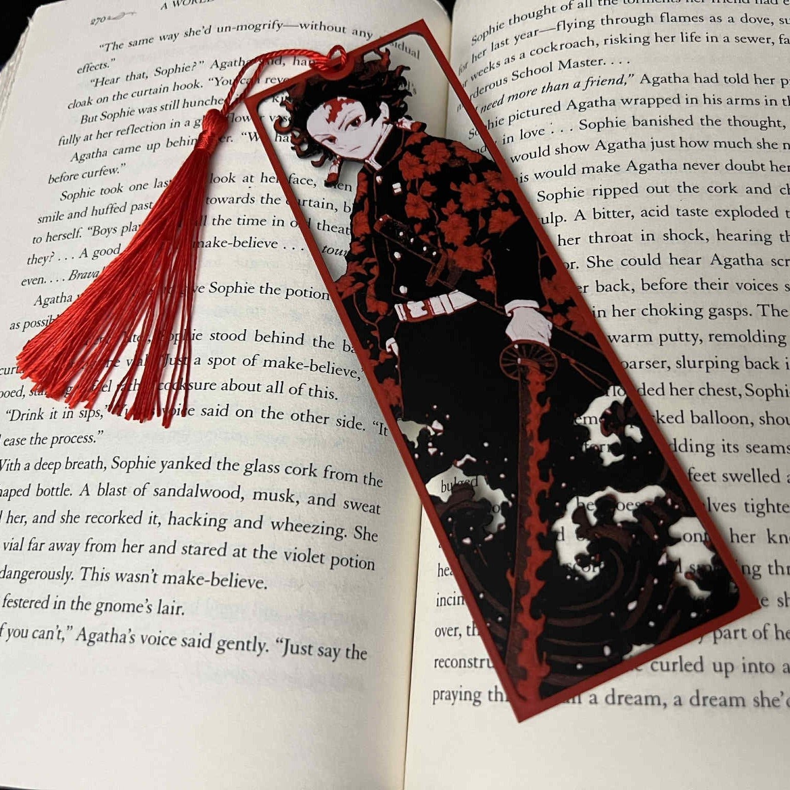 Marque-page style manga japonais encadré en impression 3D rouge noir et blanc avec pompon rouge