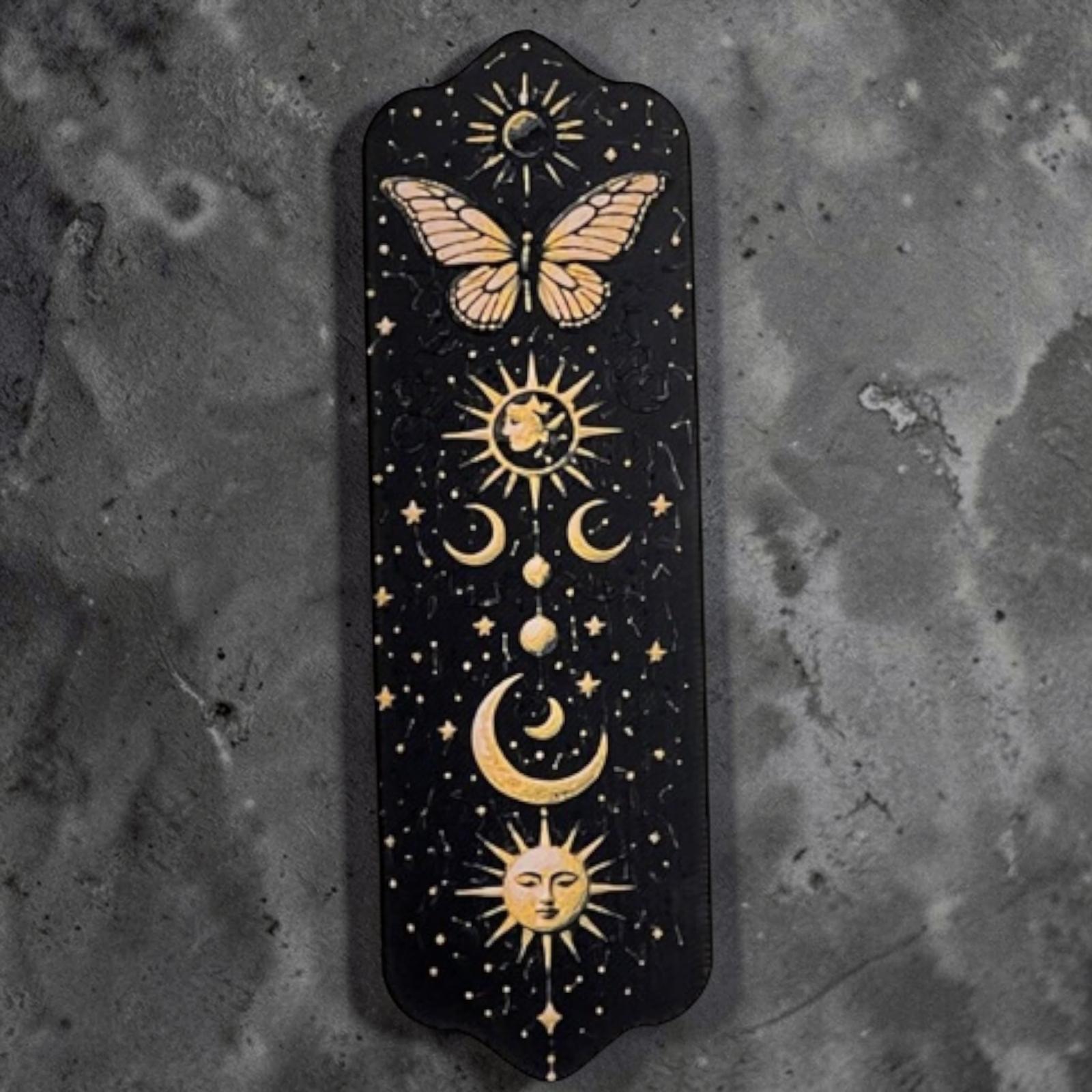 Marque-page papillon céleste en impression 3D avec motifs lune, soleil et étoiles sur fond noir
