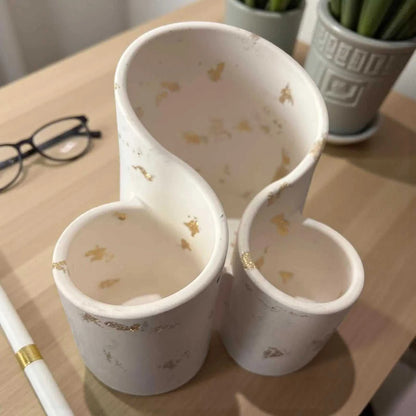 Organisateur blanc en Jesmonite avec feuille dorée, fait main en France. Élégant, chic et durable. Idéal pour coiffeuse, bureau ou cadeau déco.