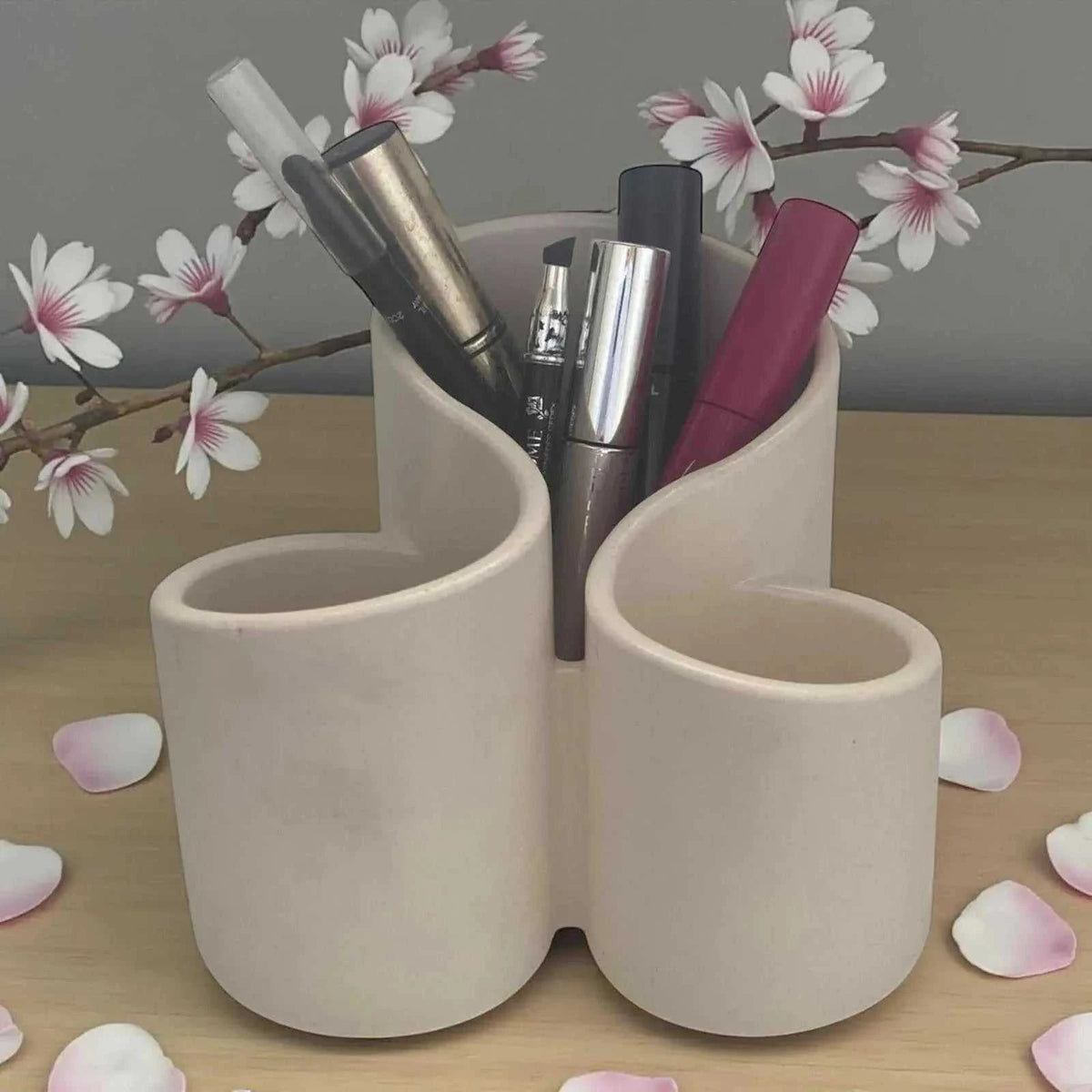 Organisateur à maquillage blanc cassé en Jesmonite mate, design épuré avec plusieurs compartiments pour pinceaux et rouges à lèvres.