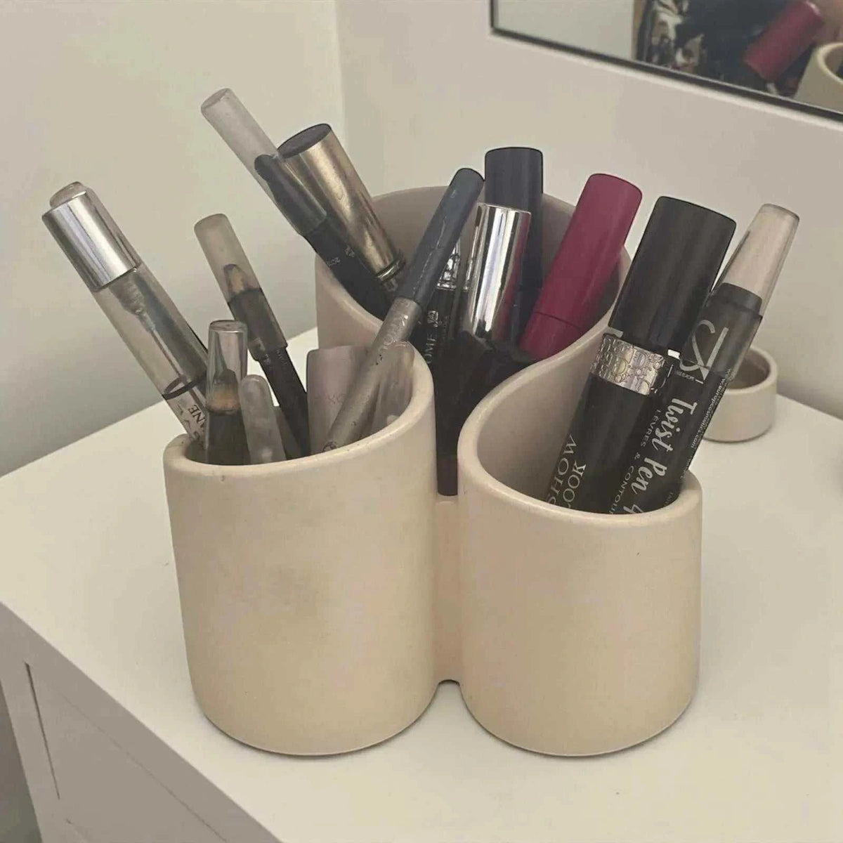 Organisateur à crayons ou maquillage en Jesmonite blanc cassé. Fait main en France, élégant et naturel. Idéal pour bureau, salle de bain ou coiffeuse.