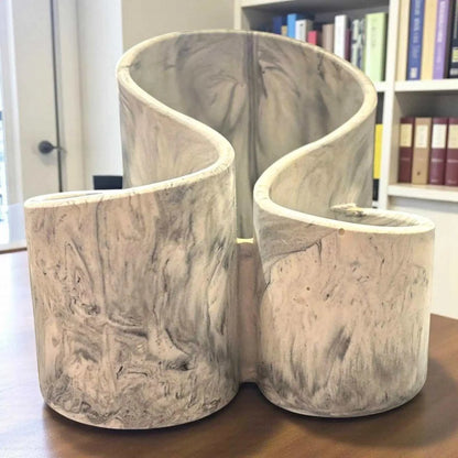 Organisateur en Jesmonite blanc marbré de gris clair, fait main en France. Élégant, minimaliste et pratique pour le maquillage ou le bureau.