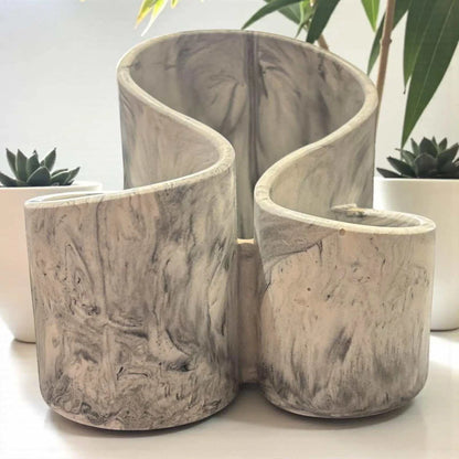 Organisateur en Jesmonite blanc marbré de gris clair, fait main en France. Élégant, minimaliste et pratique pour le maquillage ou le bureau.