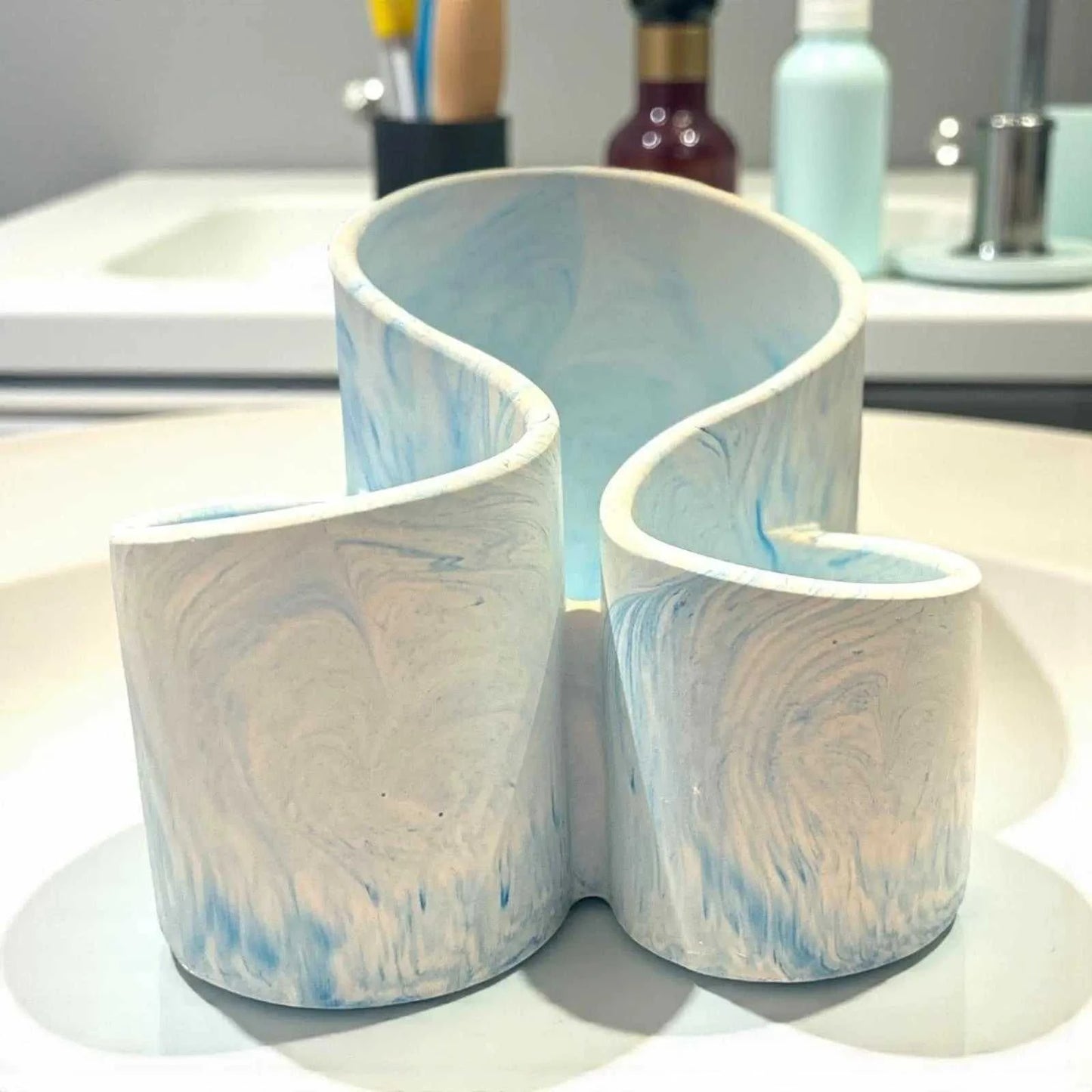 Organisateur en Jesmonite bleu ciel et blanc marbré, fait main en France. Élégant, pastel et apaisant. Idéal pour bureau ou coiffeuse.