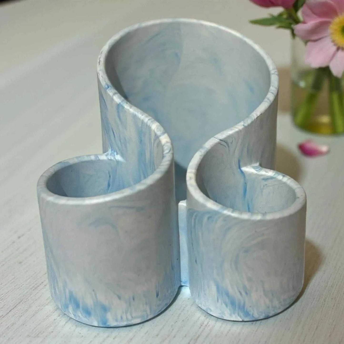 Organisateur en Jesmonite bleu ciel et blanc marbré, fait main en France. Élégant, pastel et apaisant. Idéal pour bureau ou coiffeuse.