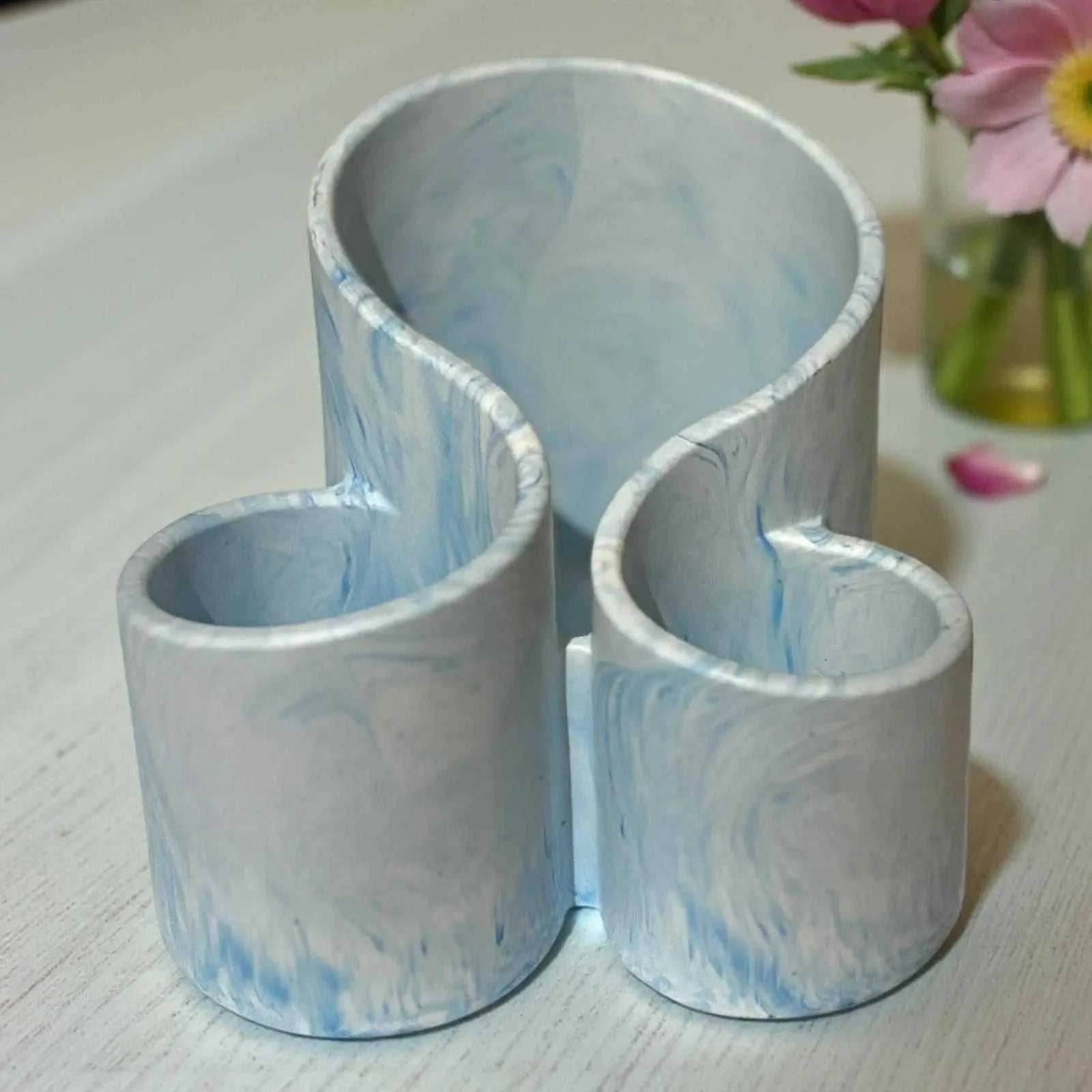 Organisateur en Jesmonite bleu ciel et blanc marbré, fait main en France. Élégant, pastel et apaisant. Idéal pour bureau ou coiffeuse.