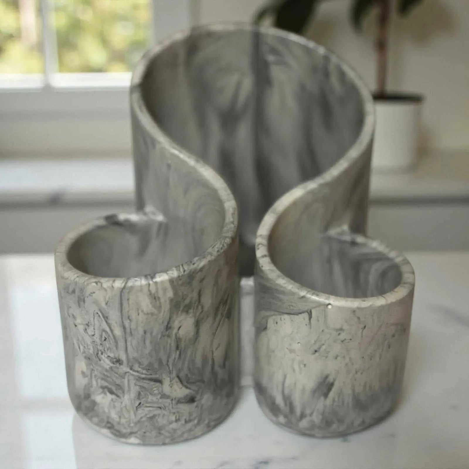 Organisateur en Jesmonite fait main, gris foncé et blanc marbré. Élégant, durable et moderne. Idéal pour coiffeuse, bureau ou cadeau design.
