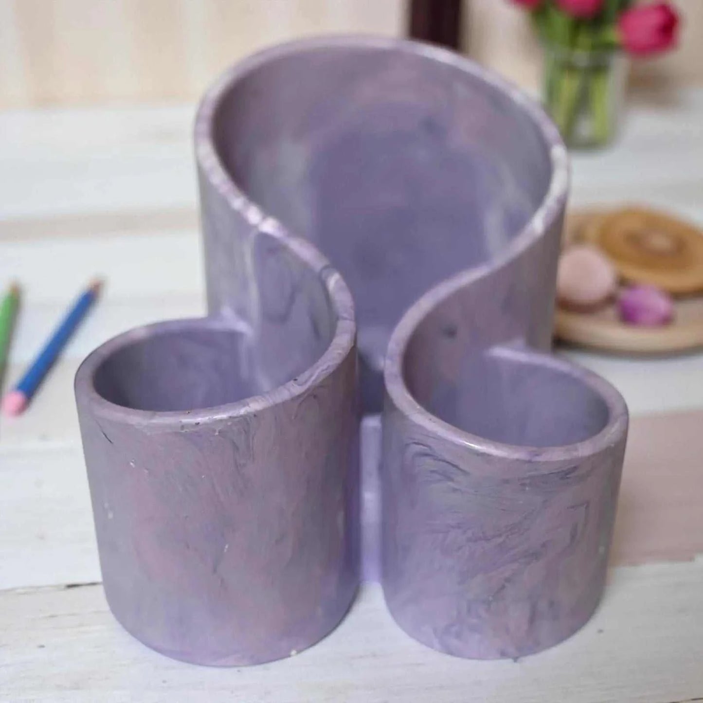 Organisateur fait main en Jesmonite marbré violet. Chic, doux et original. Idéal pour coiffeuse, bureau ou déco zen. Fabriqué en France par Epoxy Kawaii.
