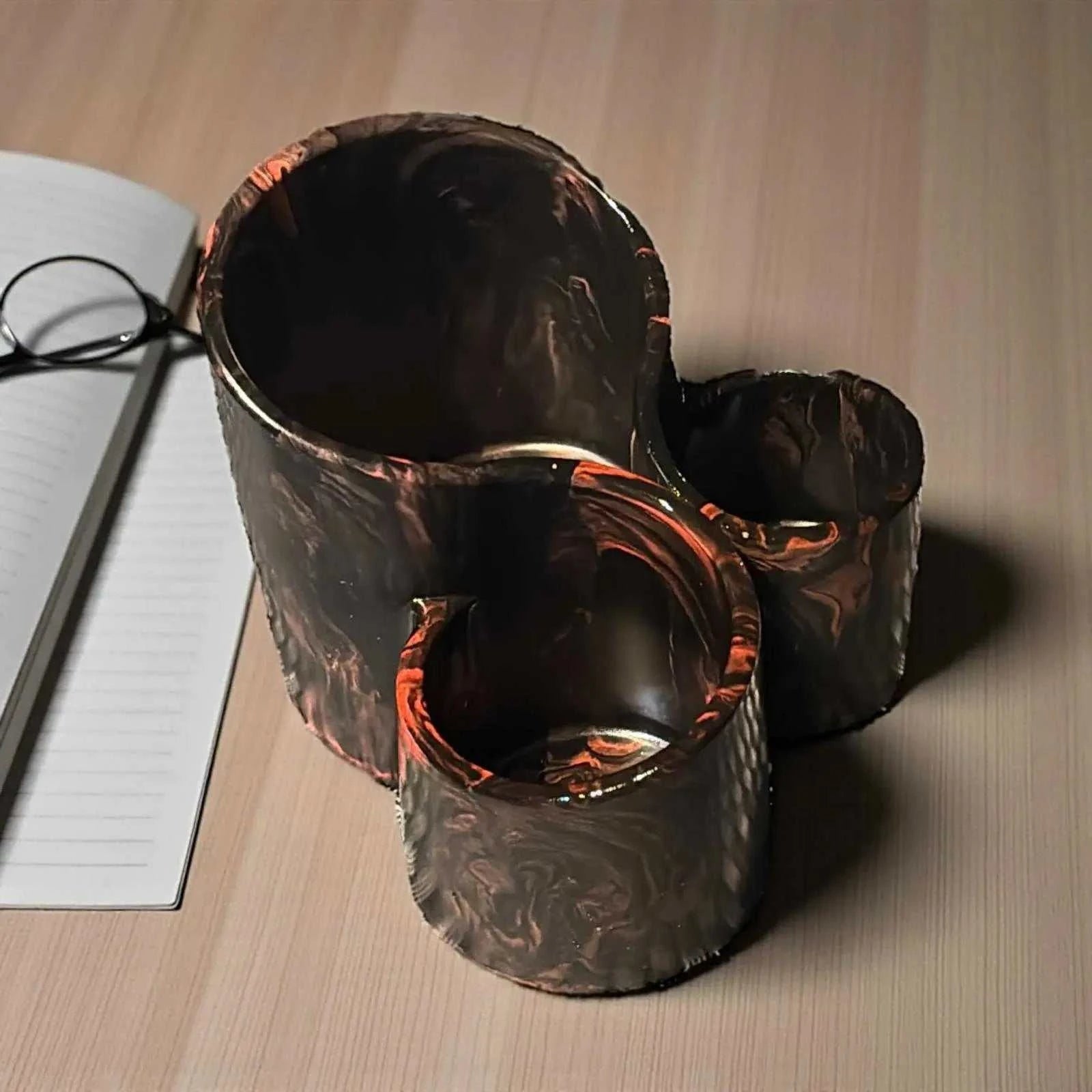 Élégant organisateur en Jesmonite noir avec marbrures rouges. Fait main en France, chic et moderne. Idéal pour coiffeuse ou bureau.